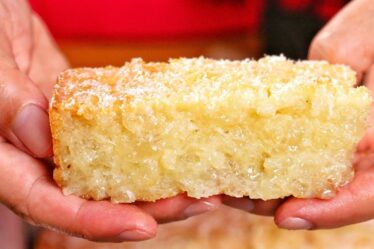 ESSE É O PRÓXIMO BOLO QUE VOCÊ PRECISA FAZER! BOLO DE TAPIOCA COM COCO CREMOSO - BOLO SEM TRIGO
