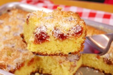 ESSE É PROXIMO BOLO QUE VOCÊ PRECISA FAZER! BOLO DE FUBÁ COM GOIABADA DIFERENTE
