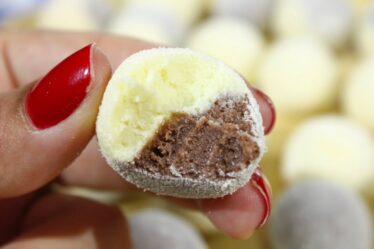 EU FIZ ESSE DOCINHO COM APENAS 3 INGREDIENTES - SEM FOGO - FICA PRONTO EM POUCOS MINUTOS