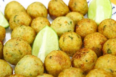 FAÇA ESSE BOLINHO QUE VOCÊ NÃO VAI MAIS QUERER SABER DO BOLINHO DE BACALHAU!