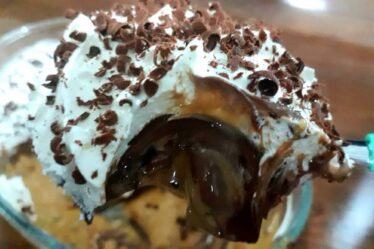 FEITO EM 10 MINUTOS apenas 4 INGREDIENTES - SOBREMESA DE DOCE DE LEITE E CHOCOLATE