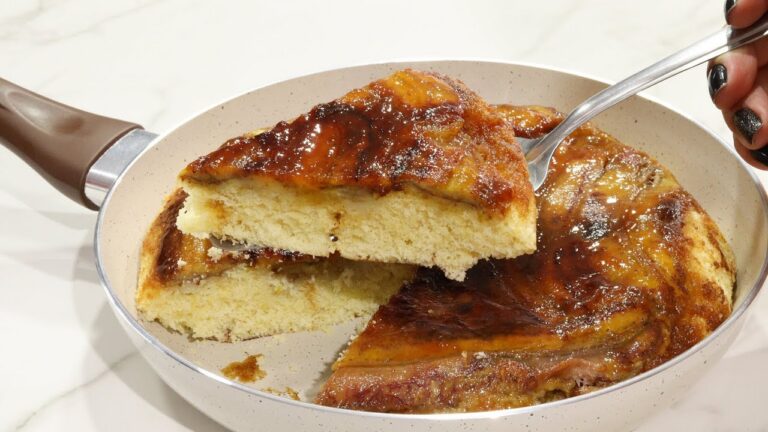FEITO NA FRIGIDEIRA - Bolo de banana caramelizado SUPER FOFINHO na frigideira! Pronto em 15 minutos