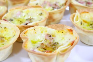 INACREDITÁVEL COMO ESSE LANCHE É FEITO - VOCÊ PREPARA EM MENOS DE 10 MIN E É SÓ ASSAR 30 MINUTOS