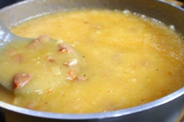 MARAVILHOSA RECEITA DE CALDO DE AIPIM COM CALABRESA E BACON - RECEITA FÁCIL E ECONÔMICA