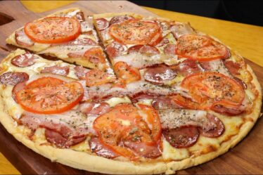 MASSA DE PIZZA DE CREME DE LEITE FEITA EM POUCOS MINUTOS - PIZZA RAPIDA E FÁCIL