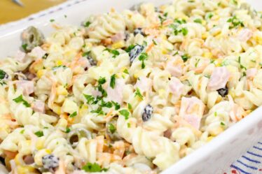 MISTUROU TA PRONTA - SALADA DE MACARRÃO SIMPLES E FÁCIL DE FAZER! MACARRONESE FÁCIL PARA O NATAL