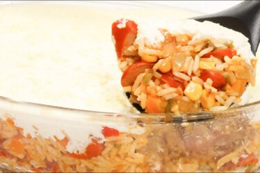 NÃO COMA SALSICHA ANTES DE VER ESSE VÍDEO! ARROZ DE FORNO COM MOLHO BRANCO RAPIDO E FÁCIL