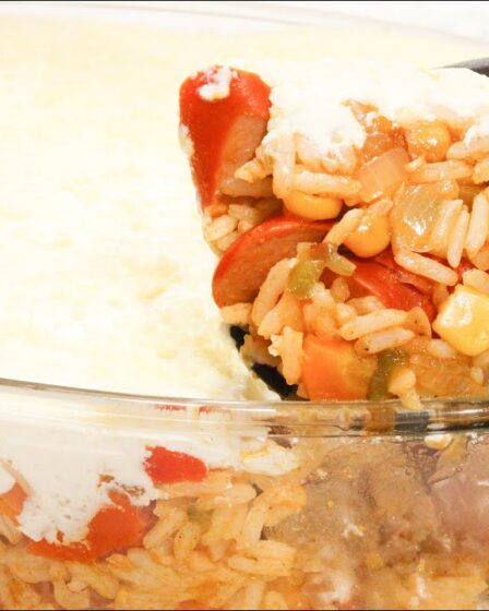 NÃO COMA SALSICHA ANTES DE VER ESSE VÍDEO! ARROZ DE FORNO COM MOLHO BRANCO RAPIDO E FÁCIL