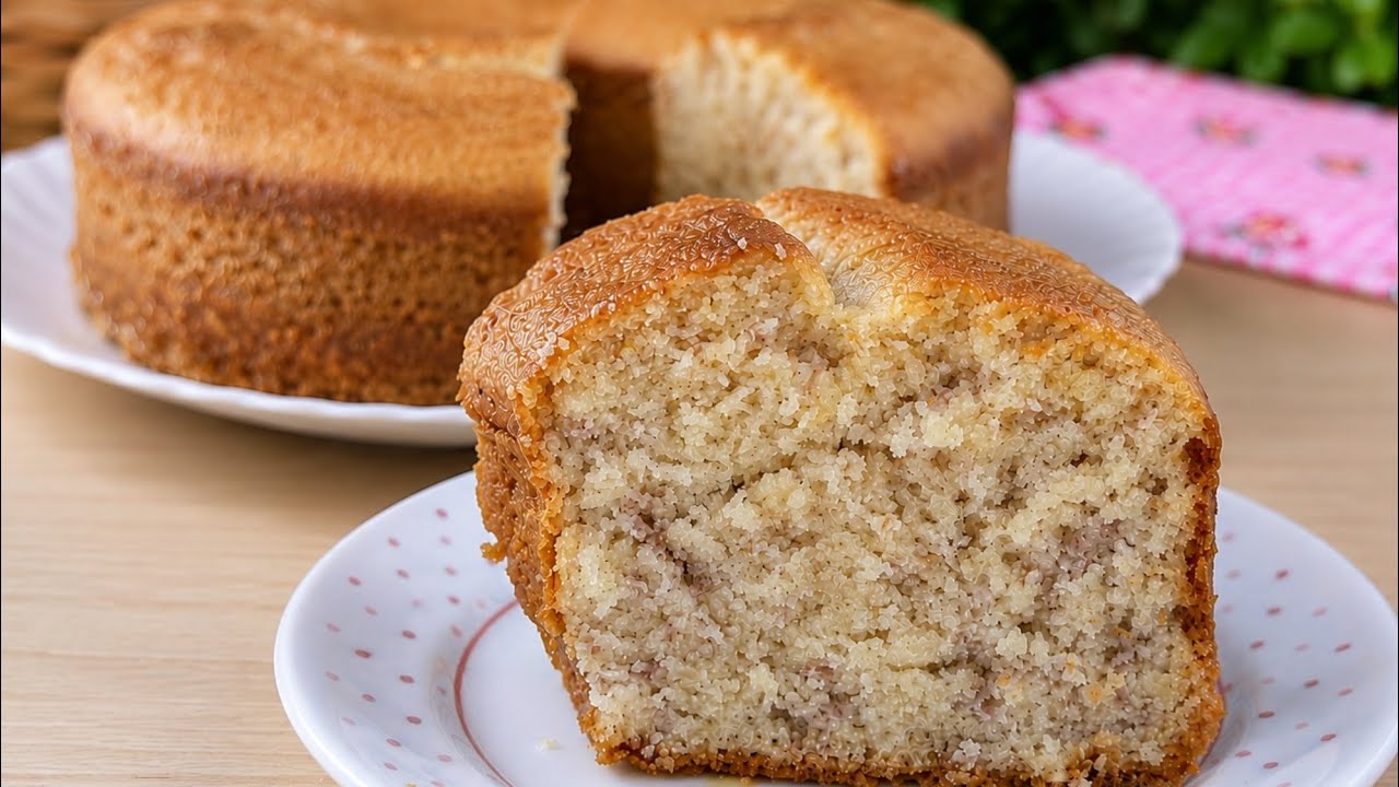 NÃO FICA PESADO E DERRETE NA BOCA! BOLO DE BANANA FÁCIL E FOFINHO