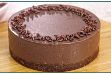 O BOLO DE CHOCOLATE MAIS FÁCIL, SEM OVO E SEM FORNO! | Nandu Andrade