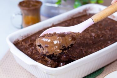 O BOLO DE CHOCOLATE QUENTE PARA COMER DE COLHER COM UM SEGREDO QUE FAZ O MAIOR SUCESSO AQUI EM CASA