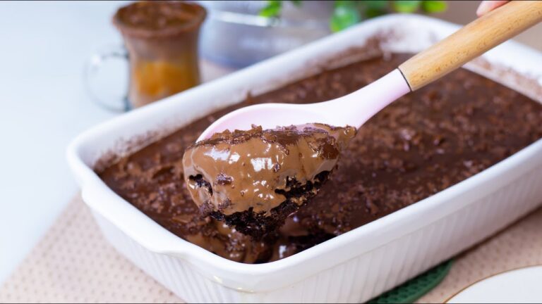 O BOLO DE CHOCOLATE QUENTE PARA COMER DE COLHER COM UM SEGREDO QUE FAZ O MAIOR SUCESSO AQUI EM CASA