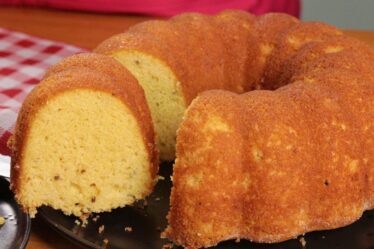 O BOLO DE FUBÁ QUE FALTAVA PARA OS SEUS CAFÉS! IRRESISTÍVEL, FOFINHO E SABOROSO
