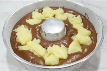 O BOLO IMPOSSÍVEL QUE JÁ SAI RECHEADO DO FORNO! BOLO DE CHOCOLATE COM RECHEIO DE COCO SUPER CREMOSO