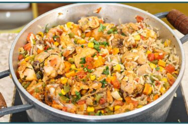 O MELHOR ALMOÇO DE DOMINGO! GALINHADA COM ARROZ SIMPLES E FÁCIL | Nandu Andrade