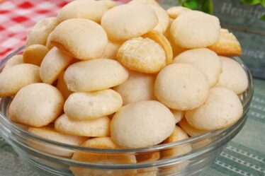O PERIGO É NÃO PARAR DE COMER! BISCOITO DE POLVILHO SEQUINHO E SUPER CROCANTE