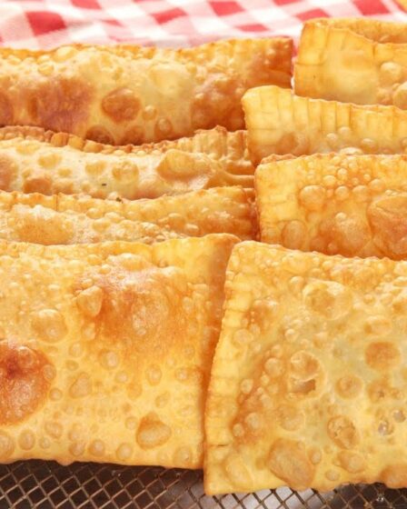 O SEGREDO DA MASSA DE PASTEL QUE FICA CROCANTE DE VERDADE! MASSA DE PASTEL CASEIRA