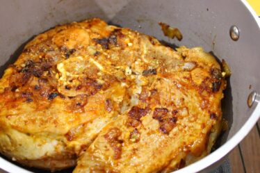 PAGUEI 12,00 NO KILO DESSA CARNE - PERNIL DOURADO NA CEBOLA - RECEITA FÁCIL PARA O SEU DIA A DIA