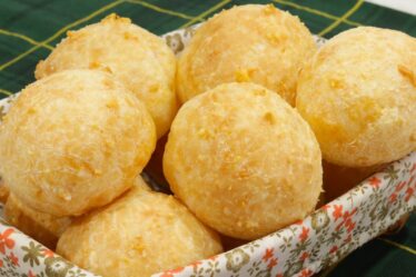 Pão de queijo de MASSA MOLE - Receita perfeita para o lanche
