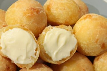 PÃO DE QUEIJO SUPER RECHEADO COM CATUPIRY I VOCÊ SÓ VAI QUERER COMER PÃO DE QUEIJO ASSIM
