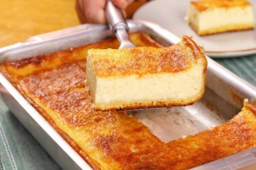 PARECE PUDIM, MAS É BOLO! SEM BATEDEIRA, SEM SEGREDO - BOLO DE FUBÁ CREMOSO