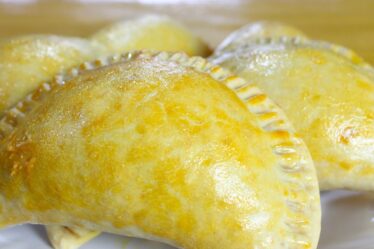 PASTEL COM POUCOS INGREDIENTES - MASSA DELICIOSA SUPER FÁCIL DE FAZER