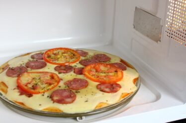 PIZZA DE MICROONDAS FEITA EM 10 MINUTOS - ESSA PIZZA É A MAIS RÁPIDA E FÁCIL DE FAZER