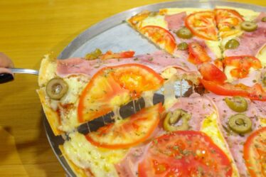 PIZZA MAIS FÁCIL QUE EXISTE - NÃO PRECISA SOVAR, MASSA FININHA, DELICIOSA E MUITO PRÁTICA