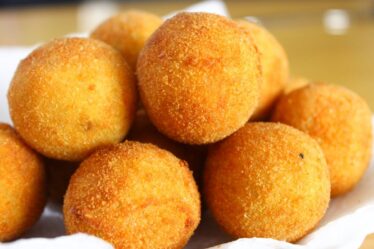 POUQUÍSSIMOS INGREDIENTES - BOLINHA DE QUEIJO SEM MASSA PRONTA EM MENOS DE 30 MINUTOS