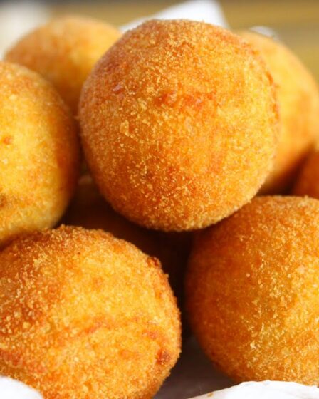 POUQUÍSSIMOS INGREDIENTES - BOLINHA DE QUEIJO SEM MASSA PRONTA EM MENOS DE 30 MINUTOS