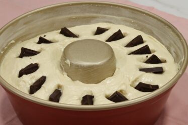 PREPAREI EM 5 MIN! O BOLO MAIS FÁCIL QUE JÁ SAI RECHEADO DO FORNO! FOFINHO PERFEITO PARA O LANCHE