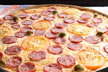 PRONTO EM 30 MINUTOS - A PIZZA CASEIRA MAIS FÁCIL QUE VOCÊ VAI FAZER NA SUA VIDA!