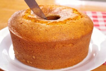 PROVEI ESSE BOLO DE ABÓBORA E NÃO CONSIGO PARAR DE COMER - MACIO, ÚMIDO E DELICIOSO