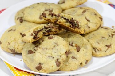 QUANDO EU FAÇO ESSA RECEITA AQUI EM CASA NÃO SOBRA NEM 1 PRA CONTAR HISTÓRIA - COOKIE COM NUTELLA