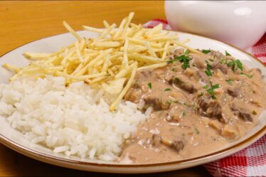 RECEITA DE STROGONOFF DE CARNE COMO VOCÊ NUNCA VIU ANTES, UMA VERDADEIRA EXPLOSÃO DE SABORES NA BOCA