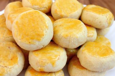 RECEITA SUPER ECONÔMICA! BISCOITINHO DE QUEIJO FÁCIL E RÁPIDO QUE DESMANCHA NA BOCA