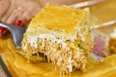 RECHEIO SUPER CREMOSO! A MASSA DESMANCHA NA BOCA! ESSA É A MELHOR RECEITA DE EMPADÃO QUE VC VAI VER!