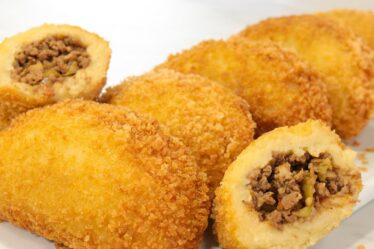 RISOLE DE CARNE MOÍDA - QUANDO EU FAZIA ESSA MASSA DE SALGADO FRITO PARA VENDER ERA SÓ ELOGIOS!