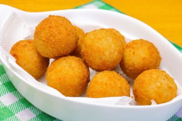 SALGADO DE QUEIJO COM PRESUNTO DIFERENTE - MAIS FÁCIL E RÁPIDO