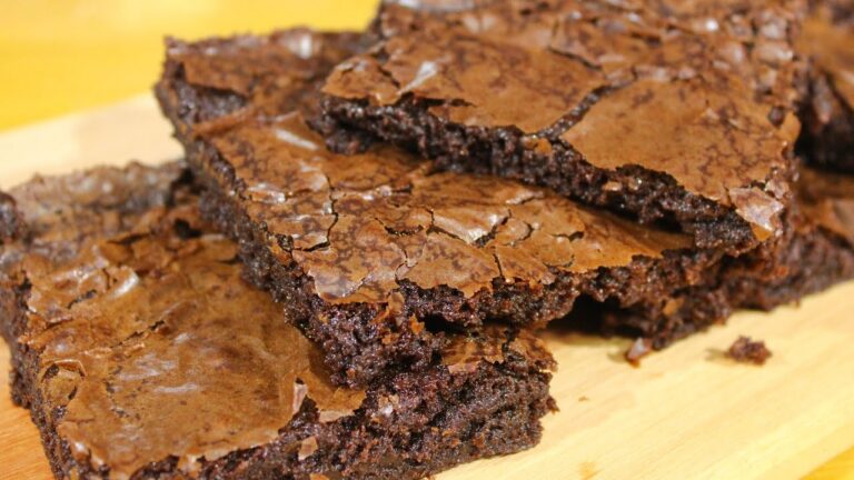 SE VOCÊ AINDA NÃO FEZ BROWNIE FAÇA ASSIM - É MUITO FÁCIL E FICA MUITO GOSTOSO, MOLHADINHO POR DENTRO