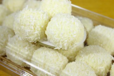 SEM FOGO COM APENAS 2 INGREDIENTES, DOCINHO DELICIOSO PRONTO EM POUCOS MINUTOS - FACIL E RAPIDO
