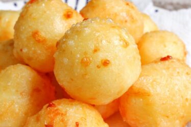 SEM FORNO - ESSE PÃO DE QUEIJO FEZ O MAIOR SUCESSO AQUI EM CASA CROCANTE POR FORA E MACIO POR DENTRO