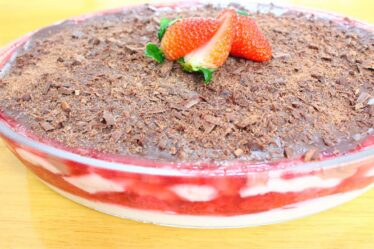 SEM GELATINA - SOBREMESA INCRÍVEL DE TÃO DELICIOSA FEITA COM MORANGOS - VOCÊ PRECISA COMER