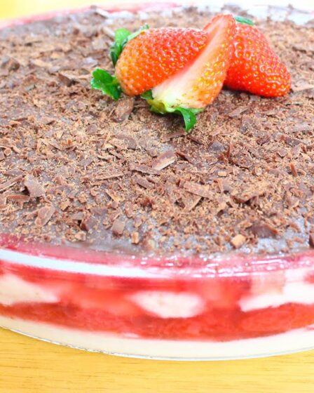SEM GELATINA - SOBREMESA INCRÍVEL DE TÃO DELICIOSA FEITA COM MORANGOS - VOCÊ PRECISA COMER