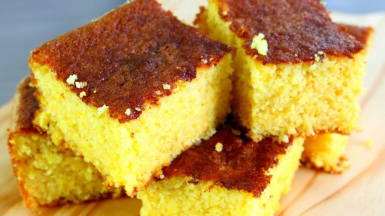 SEM TRIGO - BOLO DE MILHO FOFINHO E MOLHADINHO FEITO NO LIQUIDIFICADOR - RÁPIDO E FÁCIL
