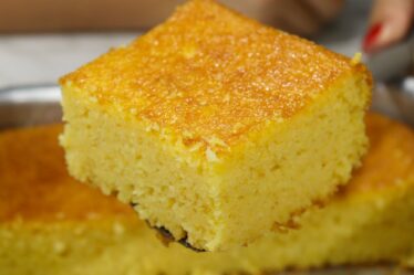 SEM TRIGO! BOLO DE MILHO FOFINHO E MOLHADINHO FEITO NO LIQUIDIFICADOR - RÁPIDO E FÁCIL