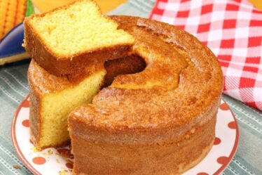 SEM TRIGO - O TRUQUE QUE DEIXA O BOLO DE FLOCÃO TÃO ÚMIDO E FOFINHO - BOLO FLOCÃO DE MILHO