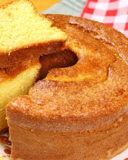 SEM TRIGO - O TRUQUE QUE DEIXA O BOLO DE FLOCÃO TÃO ÚMIDO E FOFINHO - BOLO FLOCÃO DE MILHO