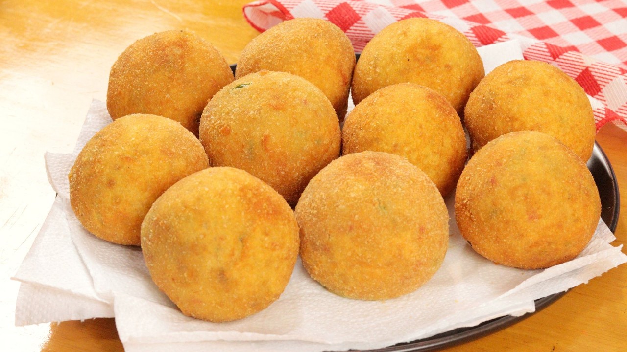 SEMPRE QUE SOBRAR ARROZ VOCÊ VAI FAZER ESSE SALGADO - BOLINHO DE ARROZ COM QUEIJO