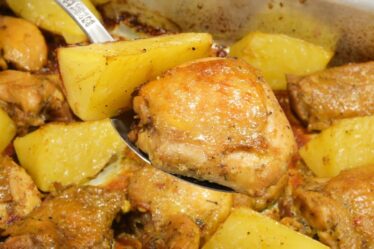 Sobrecoxa de frango assada com batatas - RECEITA SIMPLES E ECONÔMICA PARA FAZER O ANO TODO